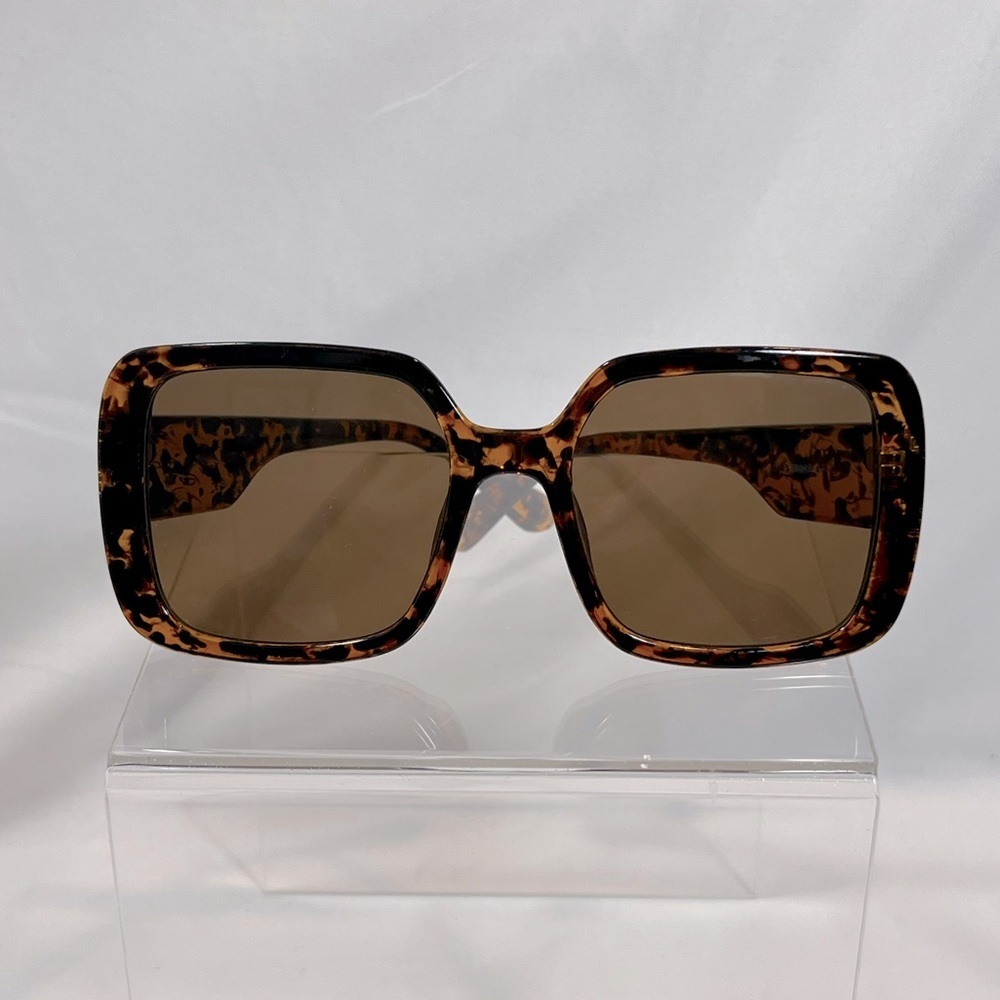 NWOT Marbled Frame Squared Oversized Sunglasses